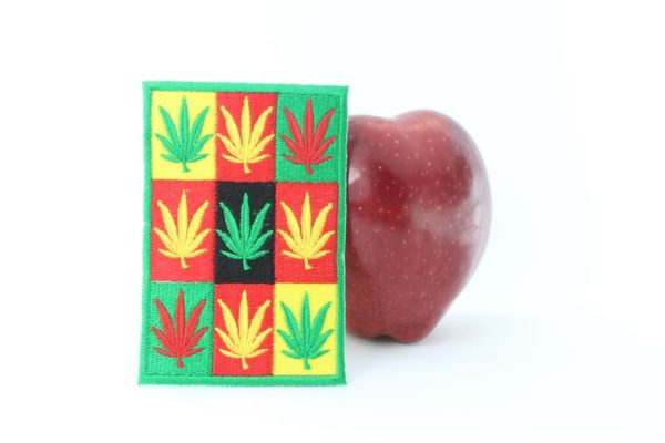 Ecusson Feuilles Cannabis Carrés Vert Jaune Rouge