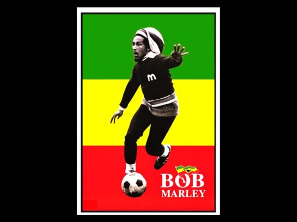 T-Shirt Noir Manches Courtes Bob Marley Footballeur avec Drapeau Rastafari Vert Jaune et Rouge