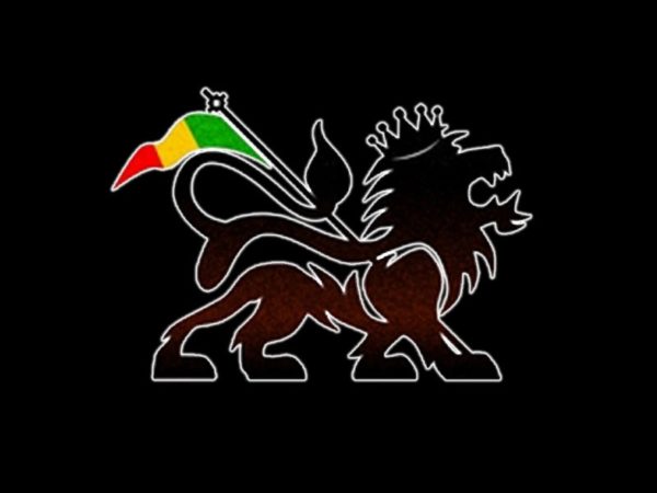 T-Shirt Noir a Manches Courtes avec Symbole Rastafari Lion de Juda Stylise